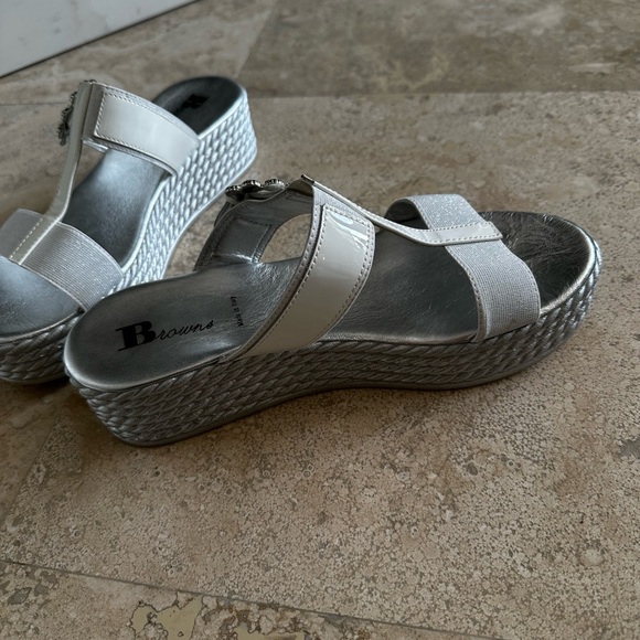 Brown’s white and silver platform sandals with pearl buckle size women’s US 9.5 - Picture 3 of 3